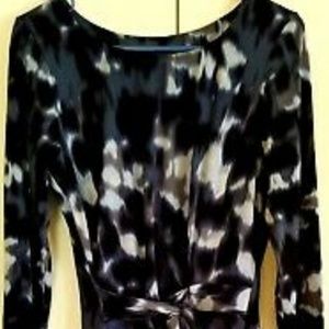 Medium dress. Side tie for slimming effect